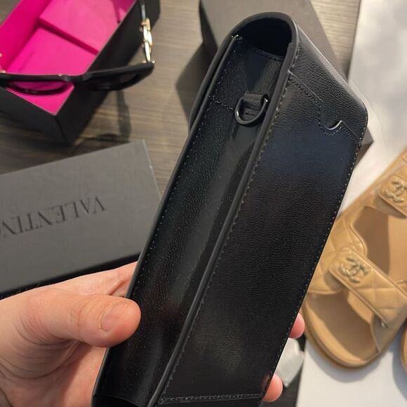 Valentino Sunglasses as seen on Kylie Jenner - Picture 12 of 13